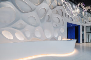 HIMACS transforms a wall into a work of art with the “Bionic Wall” project in the A1 building by Eva Jiřičná